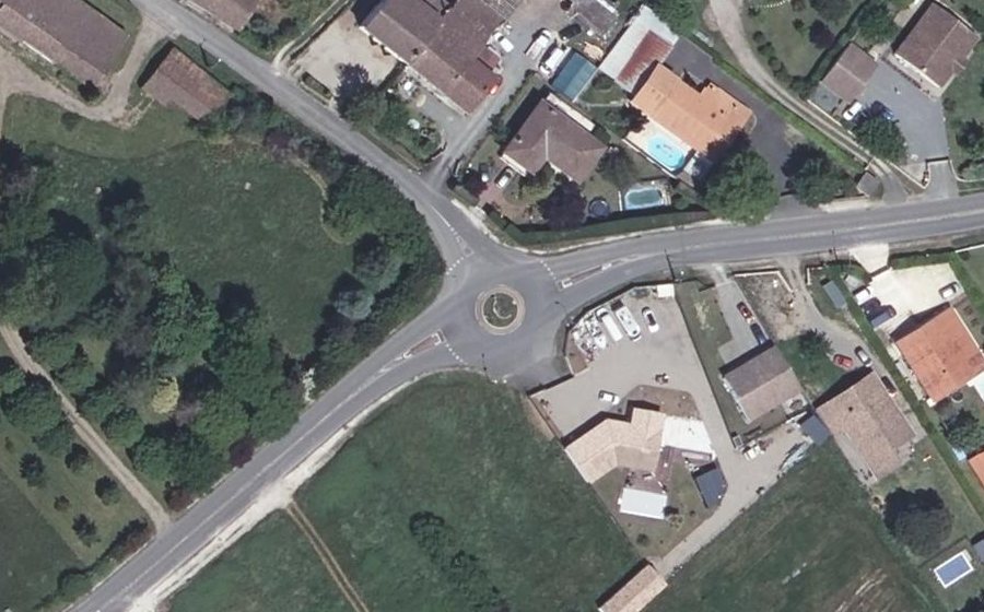 Vue aérienne du Rond-point anonyme n°429305845