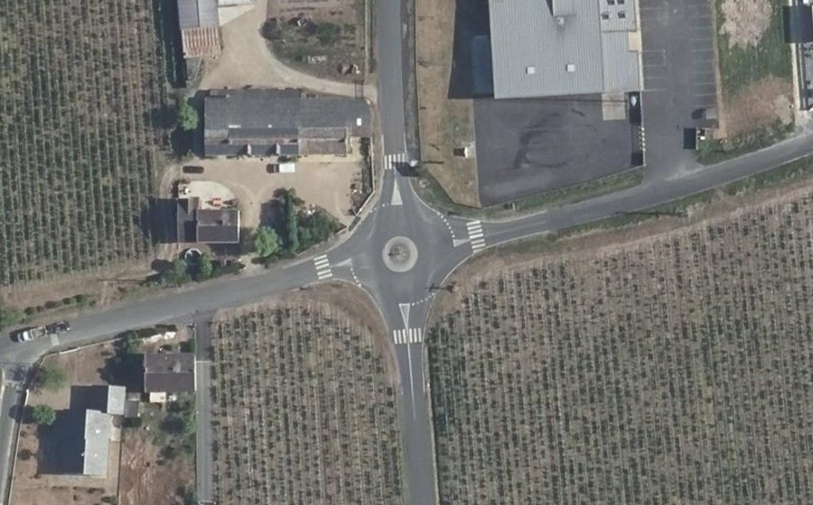 Vue aérienne du Rond-point anonyme n°429317054