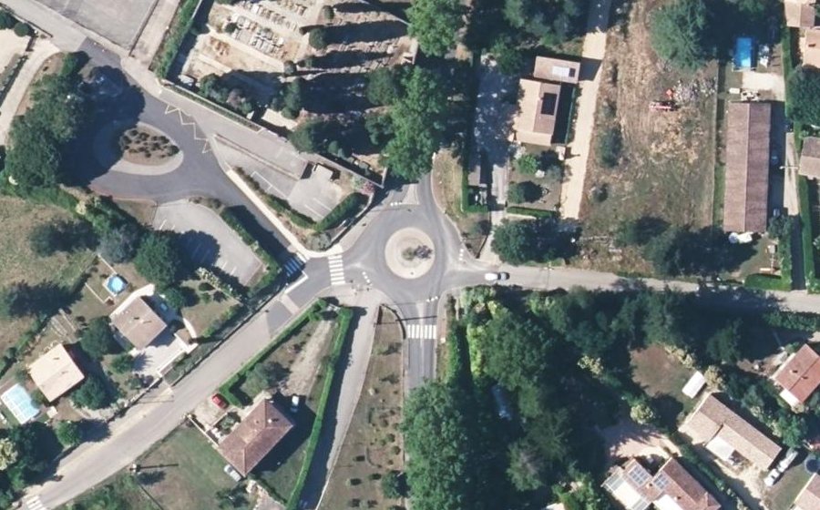 Vue aérienne du Rond-point anonyme n°429359615