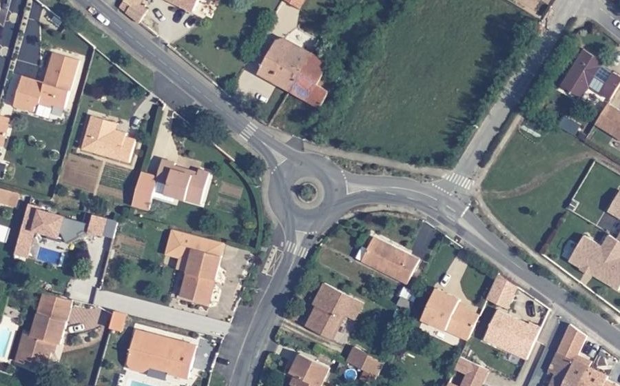 Vue aérienne du Rond-point anonyme n°429440123