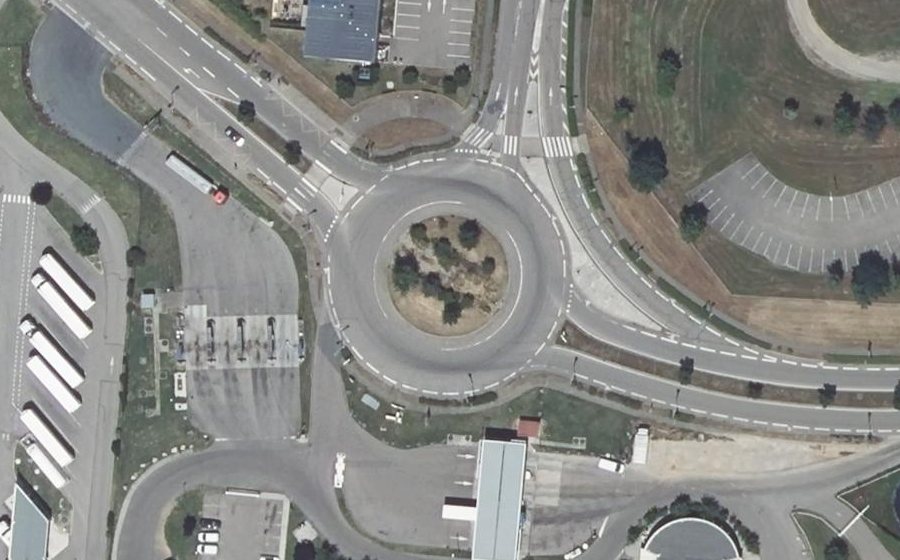 Vue aérienne du Rond-point anonyme n°42944433