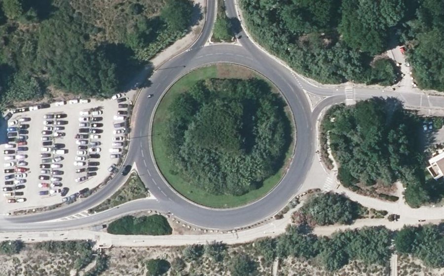 Vue aérienne du Rond-point anonyme n°429470876