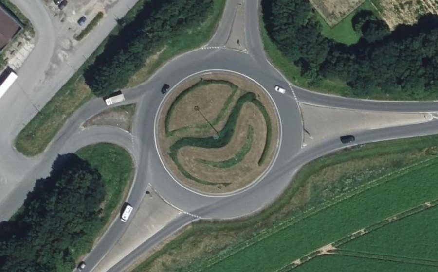 Vue aérienne du Rond-point anonyme n°42952612