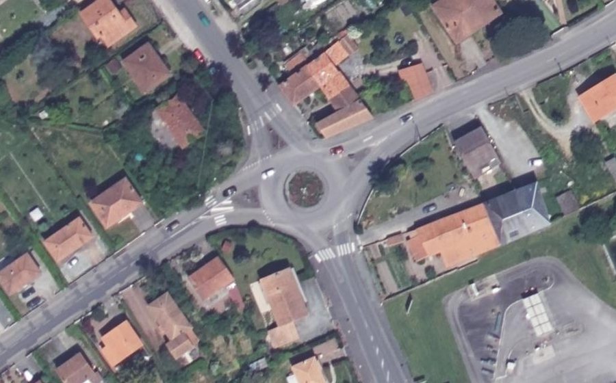 Vue aérienne du Rond-point anonyme n°42973644