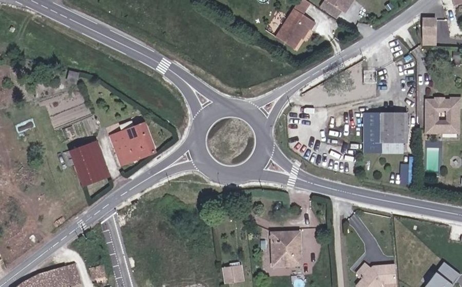 Vue aérienne du Rond-point anonyme n°429758124