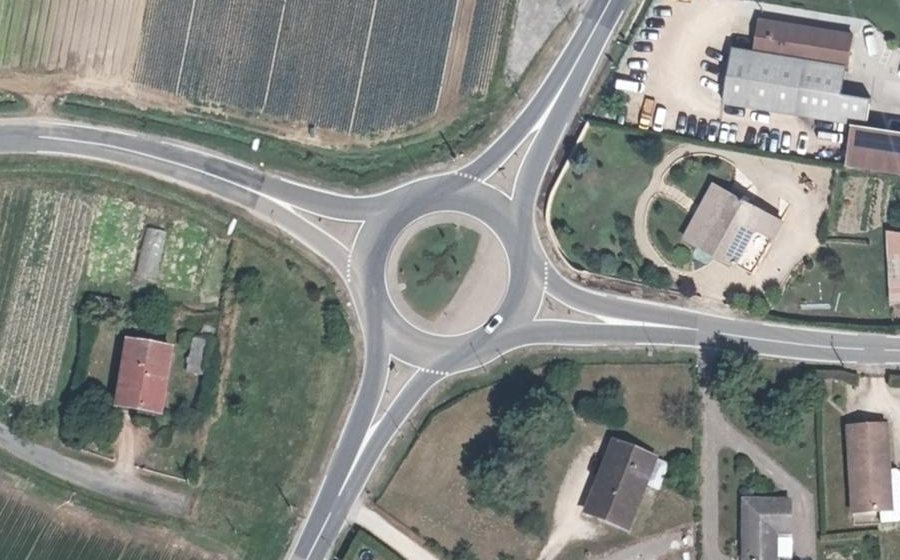 Vue aérienne du Rond-point anonyme n°430149532