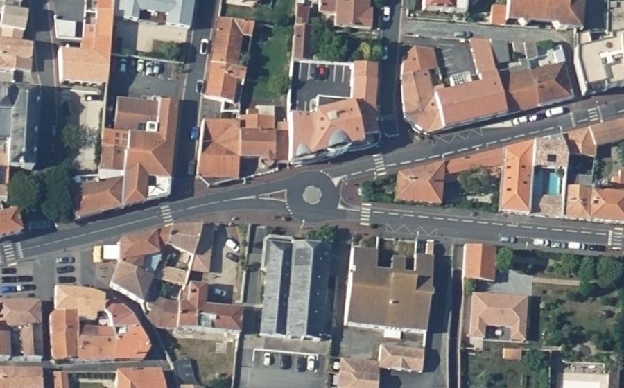 Vue aérienne du Rond-point anonyme n°430195398