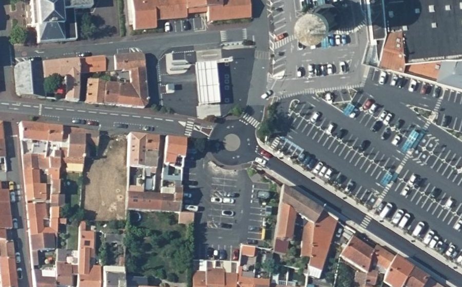 Vue aérienne du Rond-point anonyme n°430195399