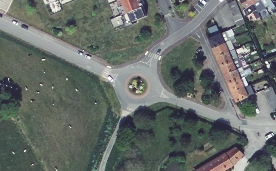 Vue aérienne du Rond-point anonyme n°430230586