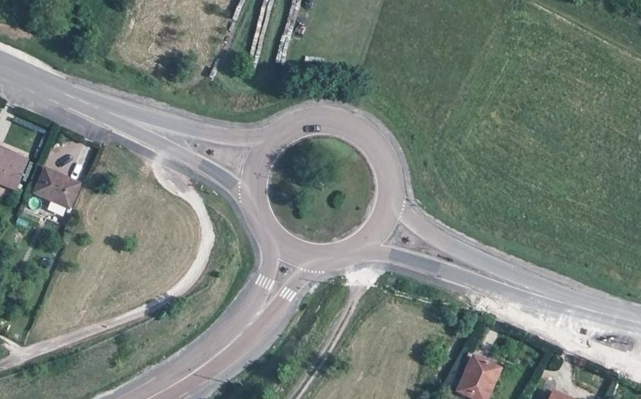 Vue aérienne du Rond-point anonyme n°43025052