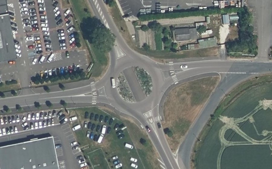 Vue aérienne du Rond-point anonyme n°430418575