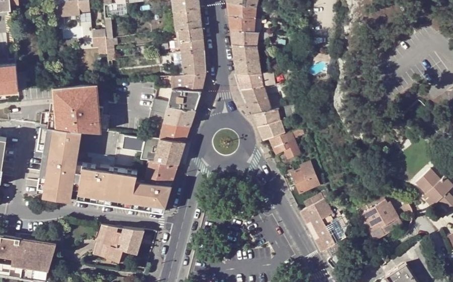 Vue aérienne du Rond-point anonyme n°43043000