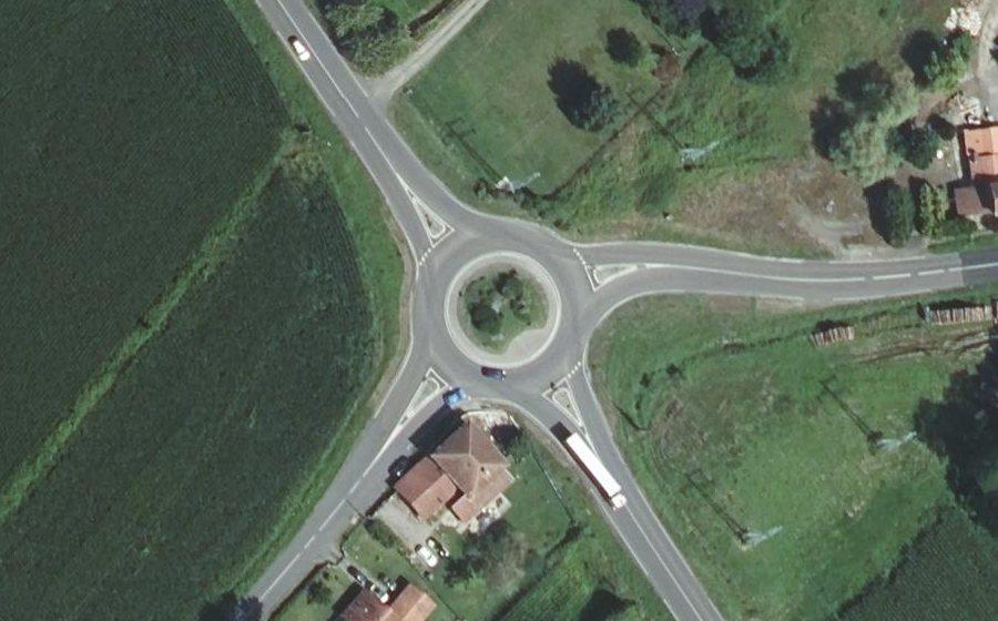 Vue aérienne du Rond-point anonyme n°43055827