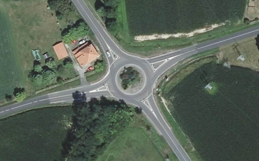 Vue aérienne du Rond-point anonyme n°43055829