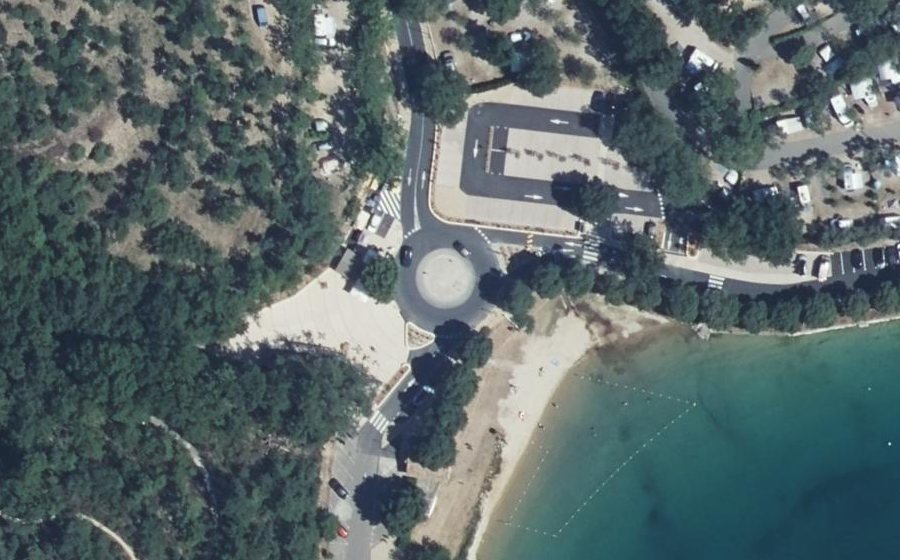 Vue aérienne du Rond-point anonyme n°430977724