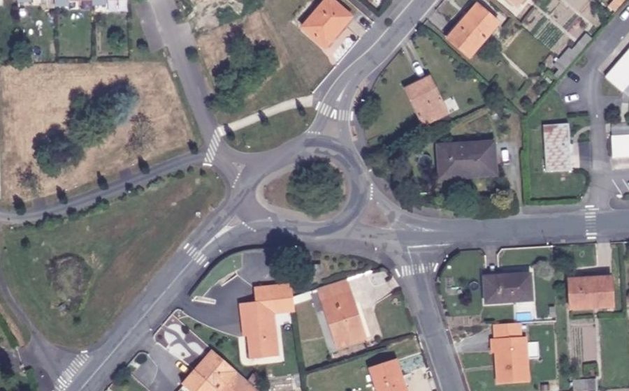 Vue aérienne du Rond-point anonyme n°43122329
