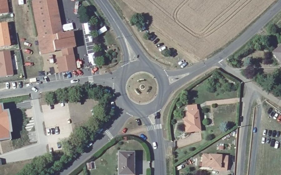 Vue aérienne du Rond-point anonyme n°43138666