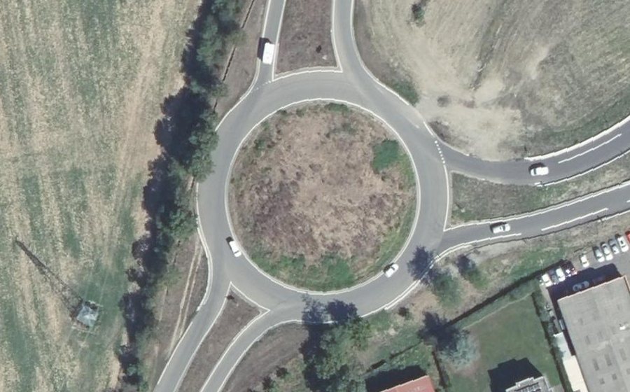 Vue aérienne du Rond-point anonyme n°431540973