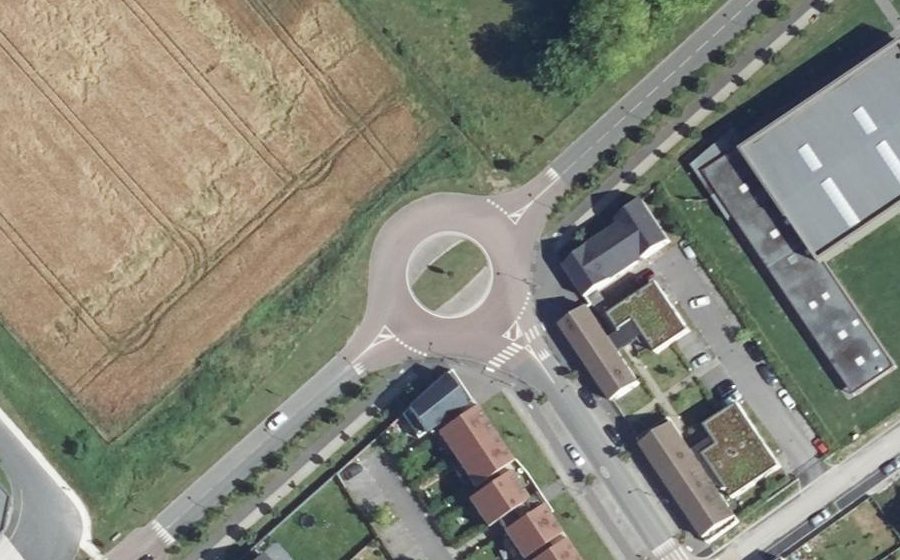 Vue aérienne du Rond-point anonyme n°431711553