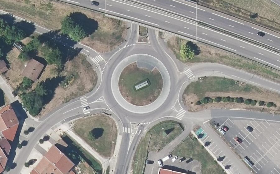 Vue aérienne du Rond-point anonyme n°43180589