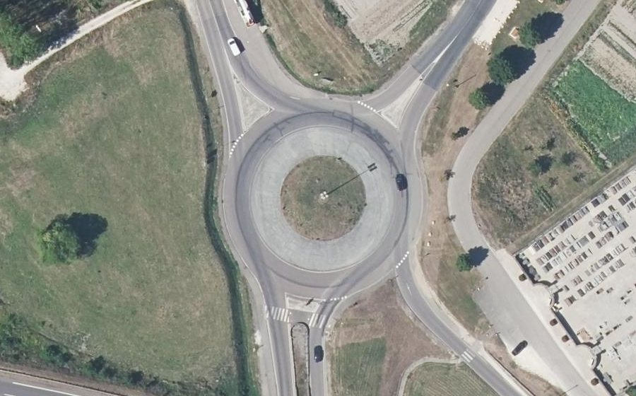 Vue aérienne du Rond-point anonyme n°43180591