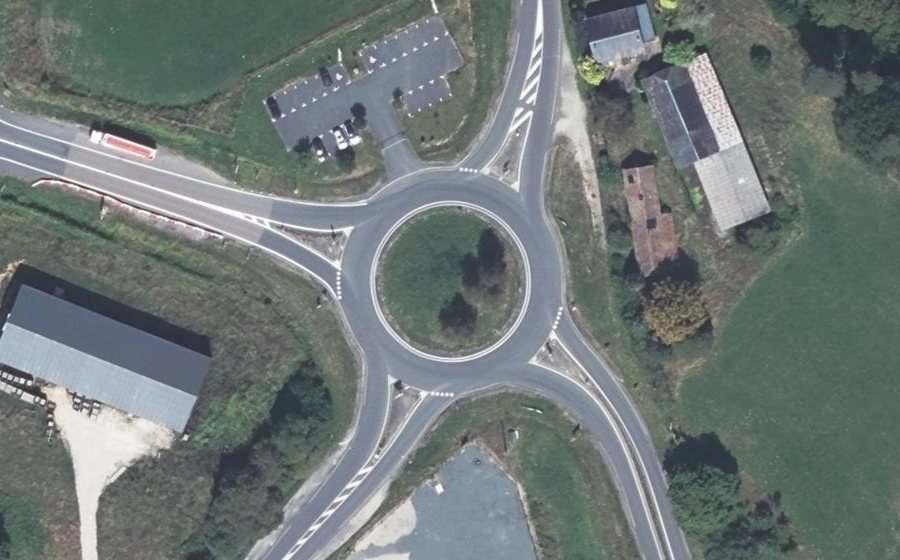 Vue aérienne du Rond-point anonyme n°43200264