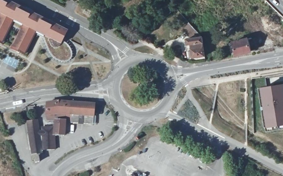 Vue aérienne du Rond-point anonyme n°43222955