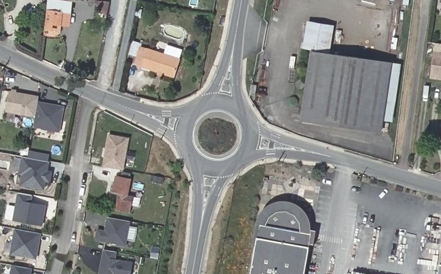 Vue aérienne du Rond-point anonyme n°432242663