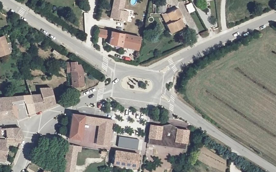 Vue aérienne du Rond-point anonyme n°43232453