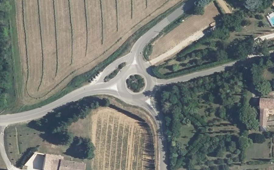 Vue aérienne du Rond-point anonyme n°43232470