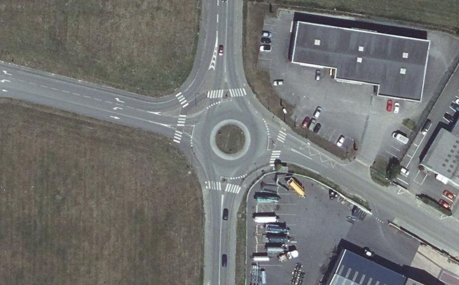 Vue aérienne du Rond-point anonyme n°432351994