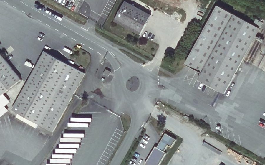 Vue aérienne du Rond-point anonyme n°432378442