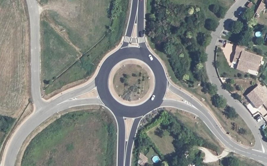 Vue aérienne du Rond-point anonyme n°432750772