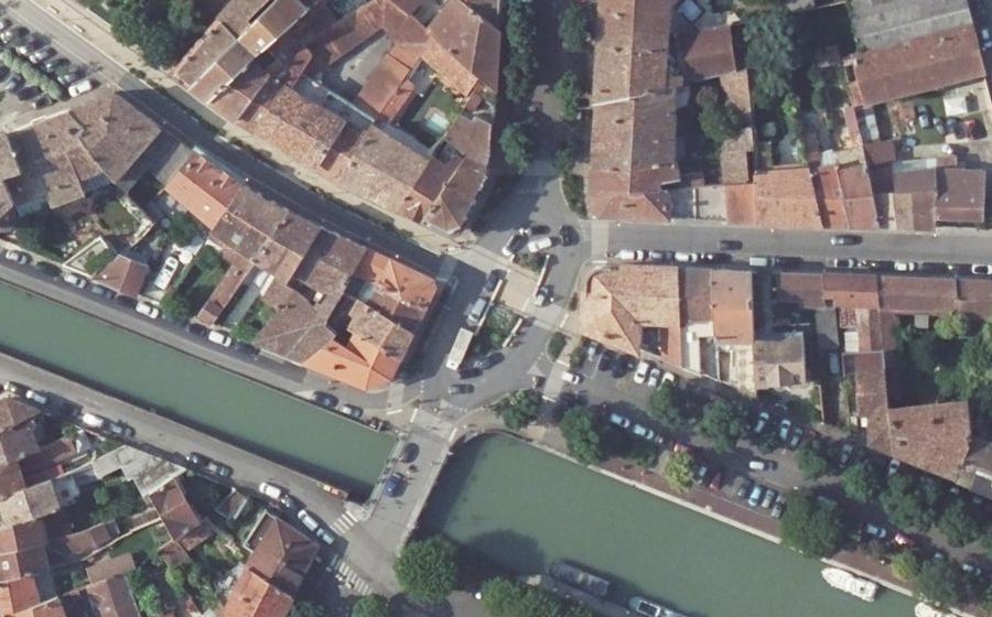 Vue aérienne du Rond-point anonyme n°432772448