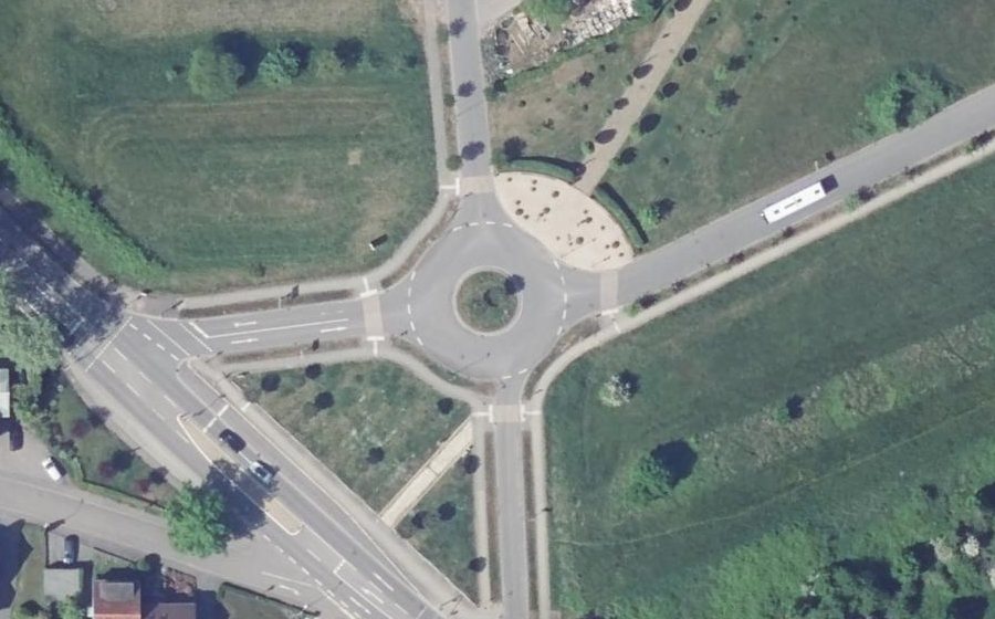 Vue aérienne du Rond-point anonyme n°432797442