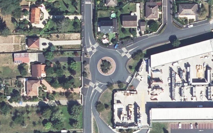 Vue aérienne du Rond-point anonyme n°432947378