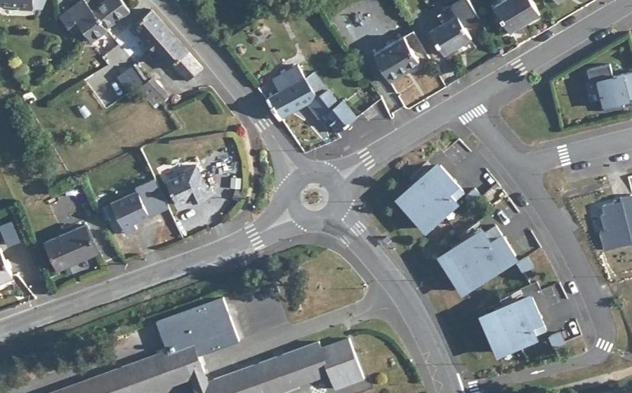 Vue aérienne du Rond-point anonyme n°433177071