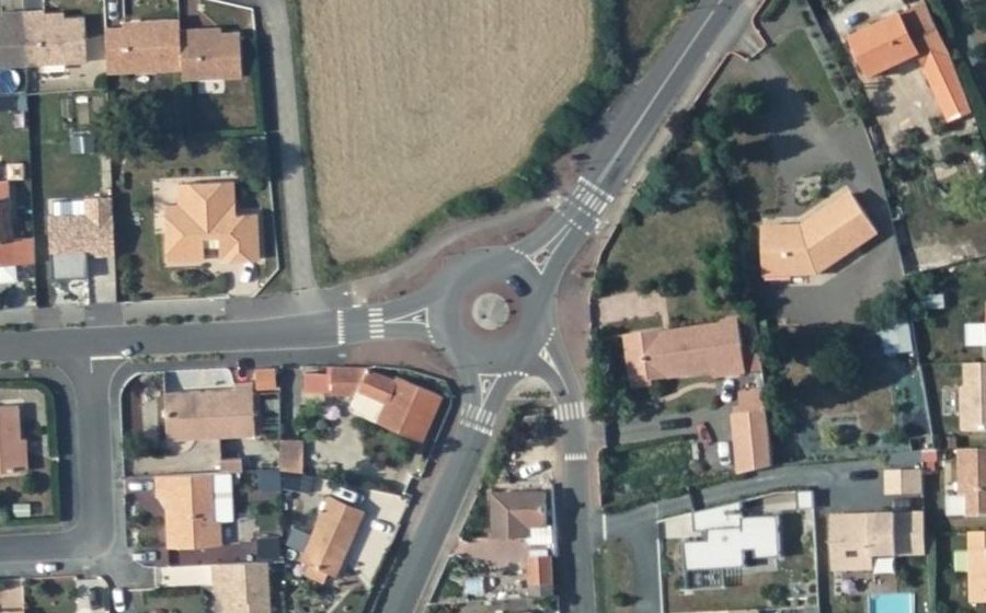Vue aérienne du Rond-point anonyme n°433226009