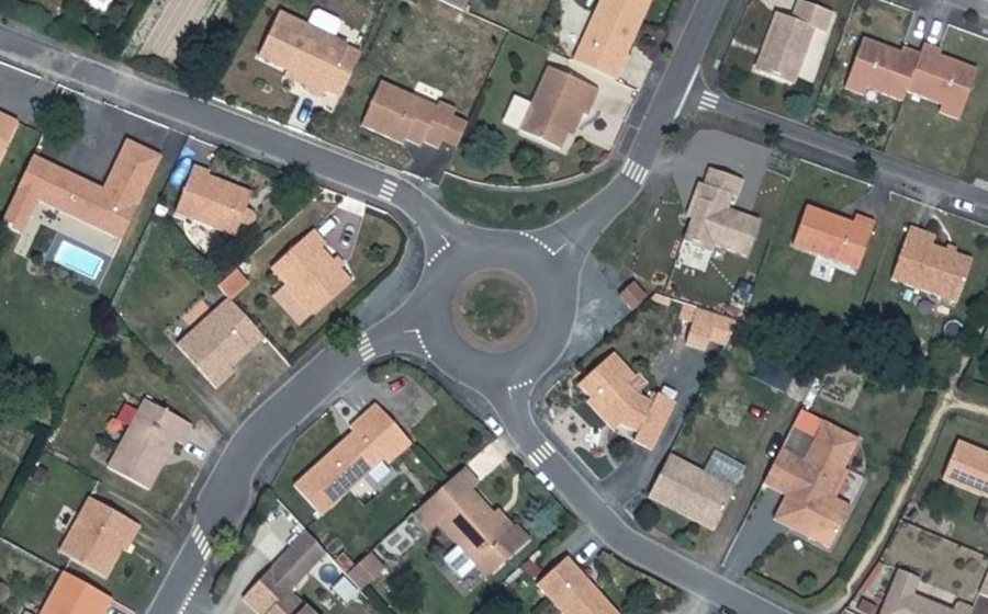 Vue aérienne du Rond-point anonyme n°433226010