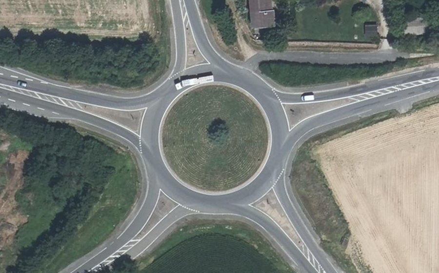 Vue aérienne du Rond-point anonyme n°43325057