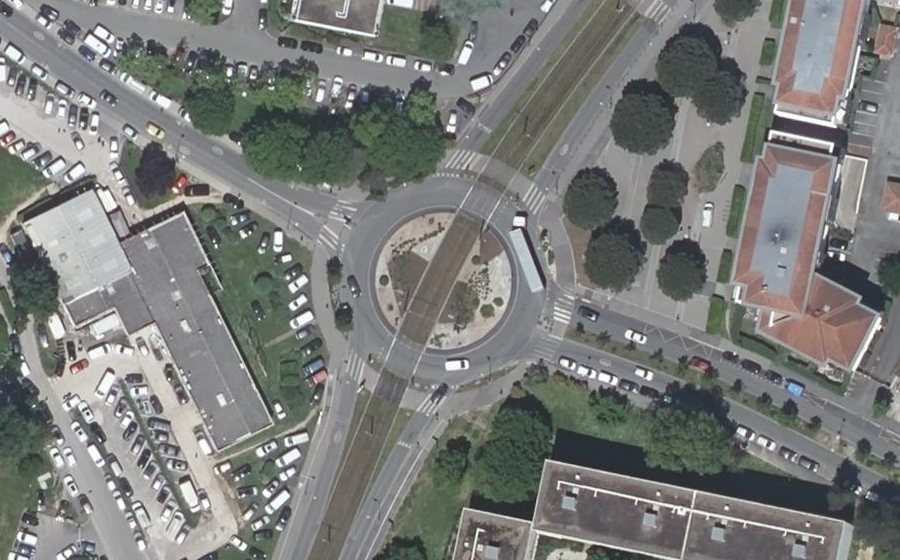 Vue aérienne du Rond-point anonyme n°433292029