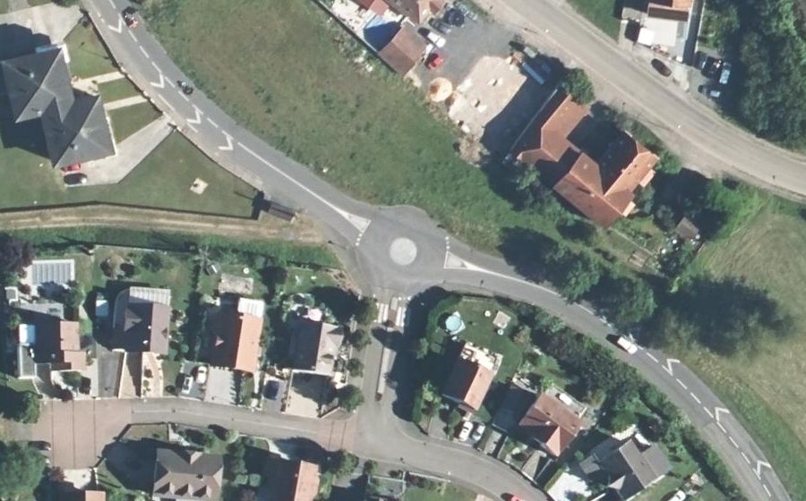 Vue aérienne du Rond-point anonyme n°43335974