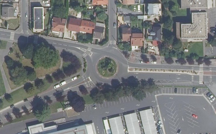 Vue aérienne du Rond-point anonyme n°43364707