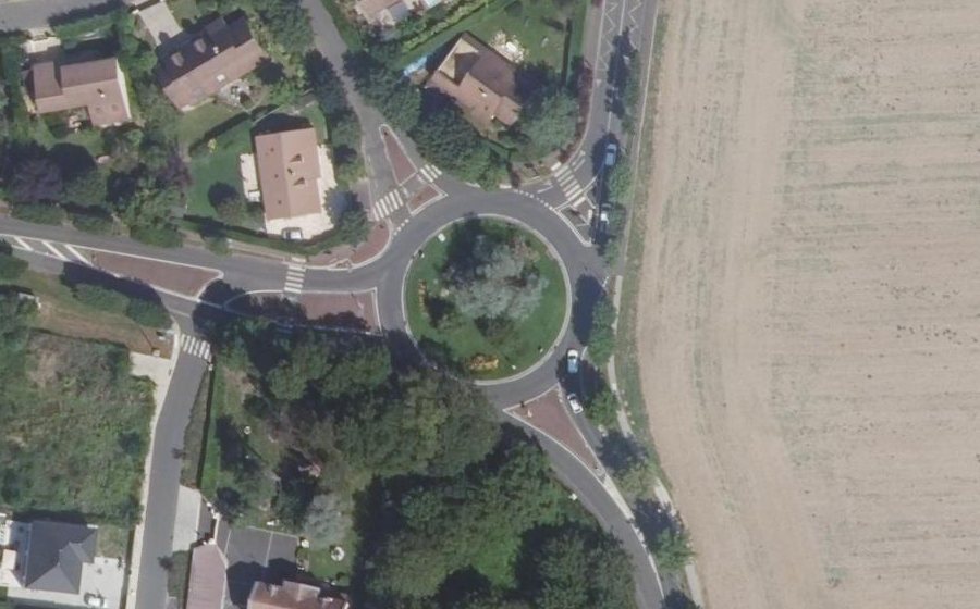 Vue aérienne du Rond-point anonyme n°43367328