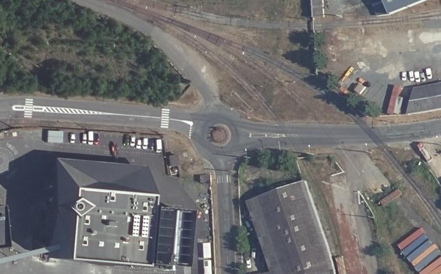 Vue aérienne du Rond-point anonyme n°43372311