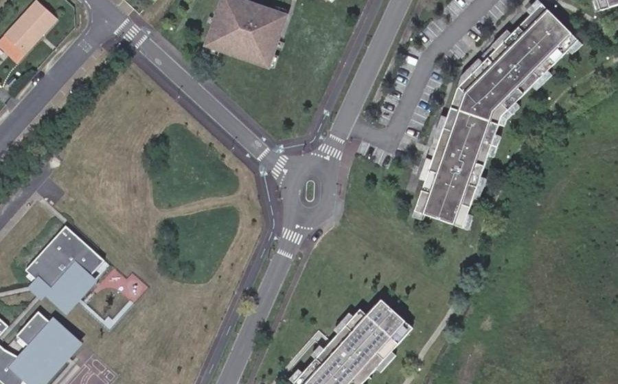 Vue aérienne du Rond-point anonyme n°433810856