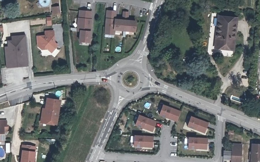Vue aérienne du Rond-point anonyme n°433815071
