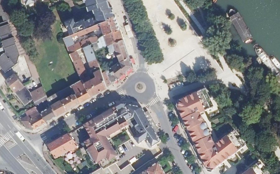 Vue aérienne du Rond-point anonyme n°433825631
