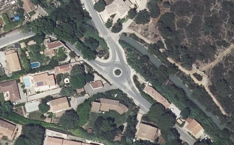 Vue aérienne du Rond-point anonyme n°433836948