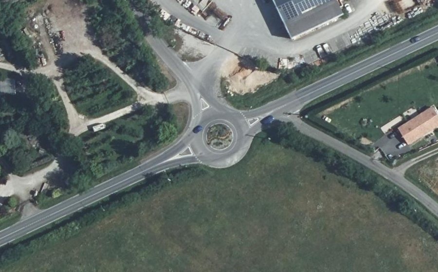 Vue aérienne du Rond-point anonyme n°433859294